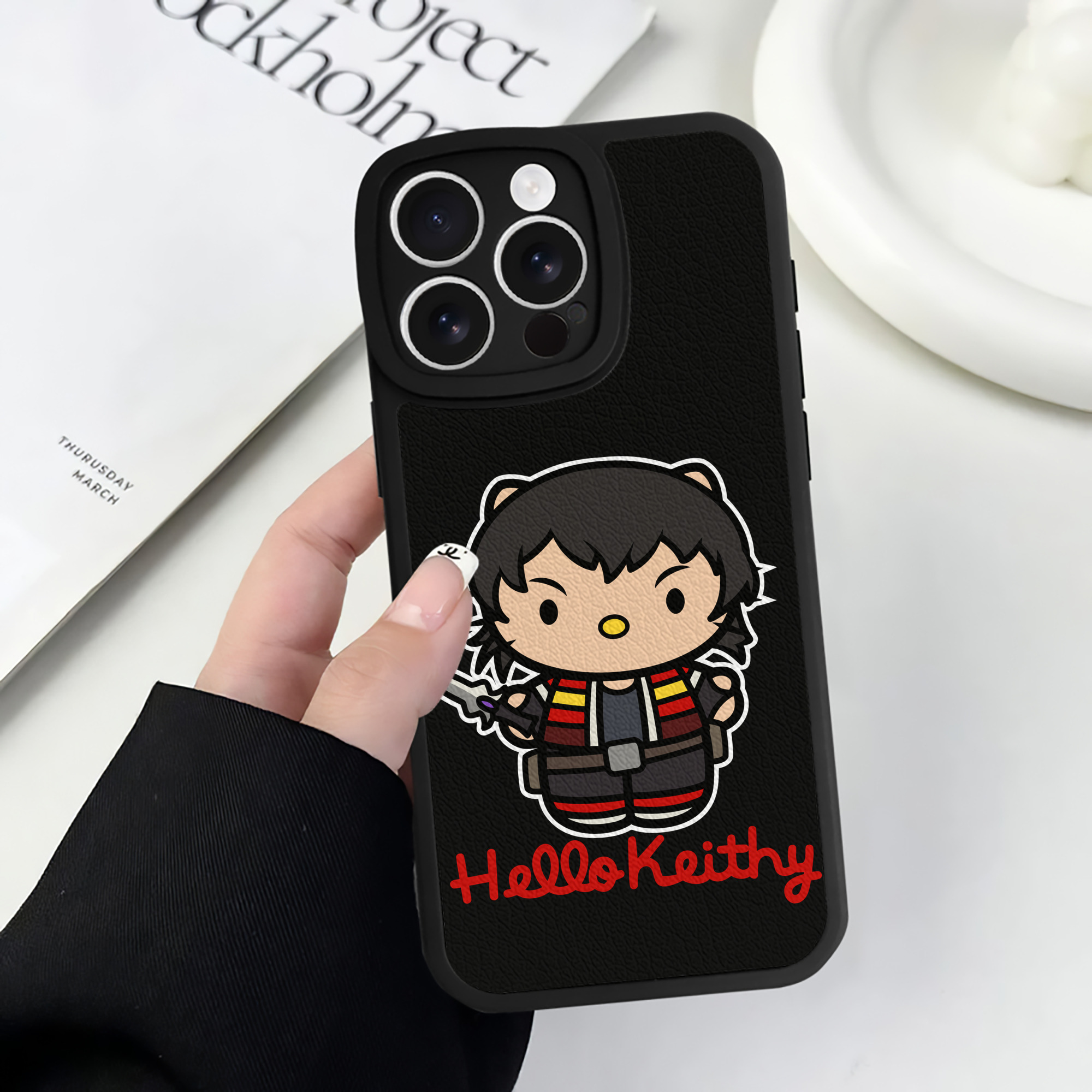 （画像用） Hello Kitty ハローキティ 【iPhone 16シリーズ対応】シリコンスマホケース（レザー調） 材質：シリコン